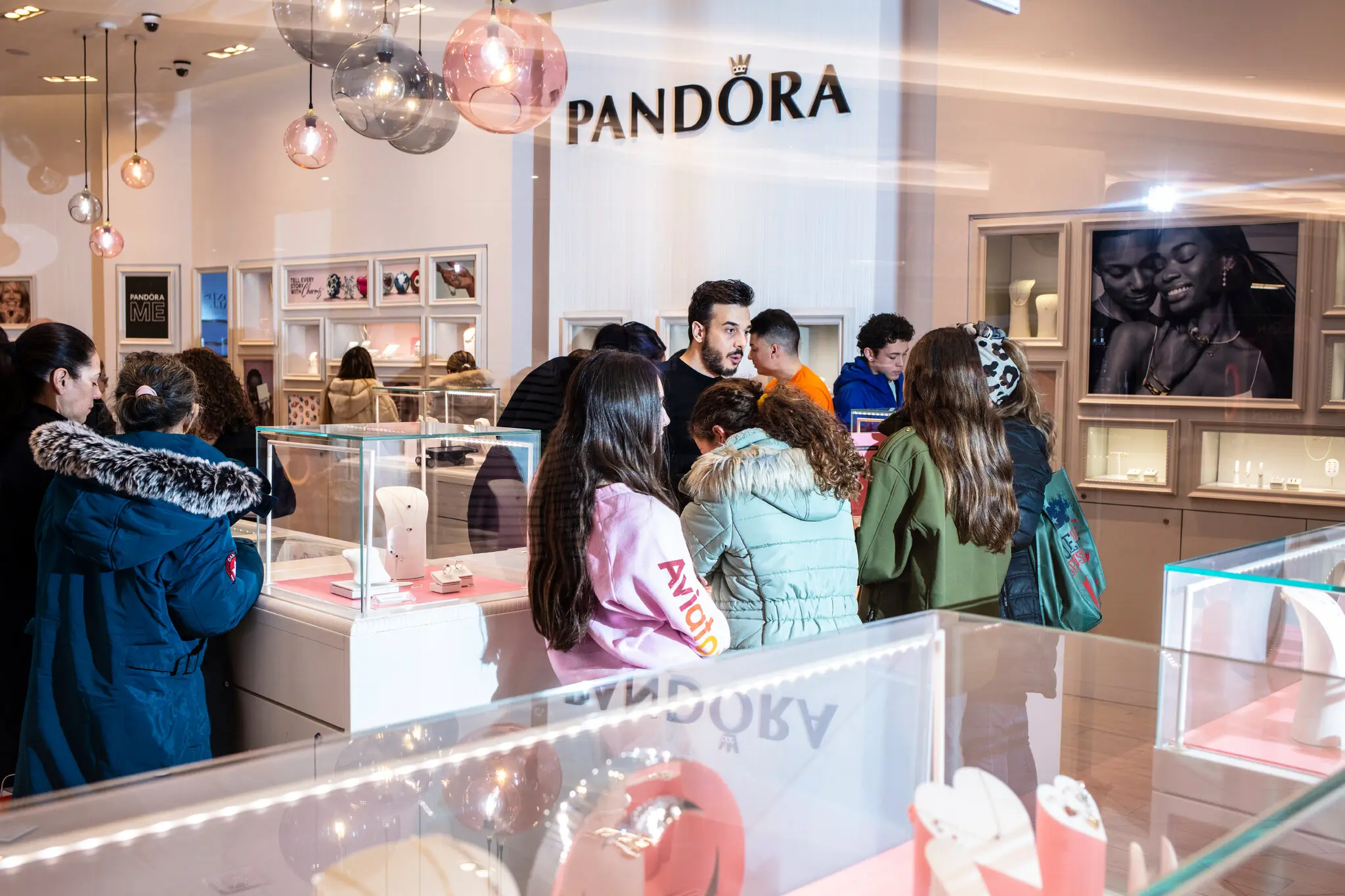 Покупці в ювелірному магазині Pandora в торговому центрі American Dream в Іст-Ратерфорді, штат Нью-Джерсі. Компанія, найбільш відома своїми срібними браслетами з підвісками, виробляє ювелірні вироби в Таїланді з 1989 року.